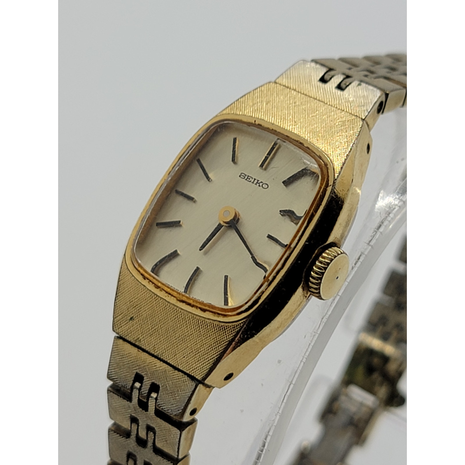 Seiko Women's Vintage Petite Gold Tone Watch 11-5139 (M)